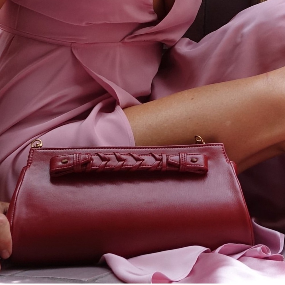 Clutch with chain strap, Magnetic Closure